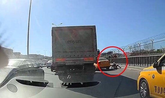 Müşterisi İnmeye Çalıştığı Sırada Gaza Basan Taksi Sürücüsü Adamı Yere Düşürdü