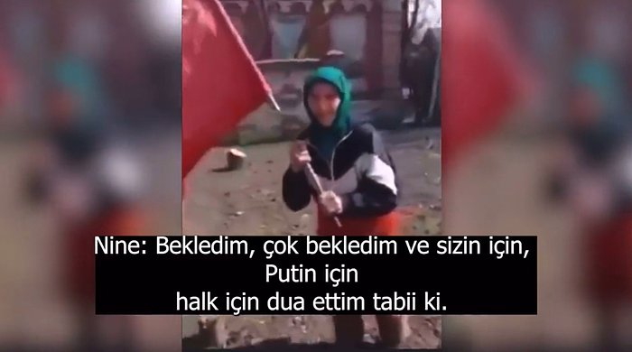 Ukrayna Askerlerinin Gıda Verip Elindeki Sovyet Bayrağını Çiğnediği Nine: 'Benim Ailem O Bayrak İçin Savaştı'