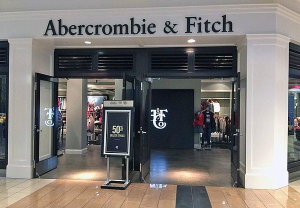 Sosyal medyanın henüz moda trendlerini belirlemediği 90'lı yıllarda tüm dünyayı kasıp kavurmuş, gençlerin dilinden düşmeyen tek bir gözde marka vardı: Abercrombie & Fitch.
