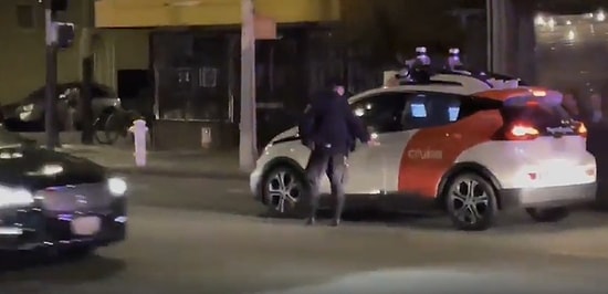 San Francisco'da Ehliyet-Ruhsat Kontrolü Yapmak İsteyen Polisin Sürücüsüz Araç Karşısında Beyni Yandığı Anlar