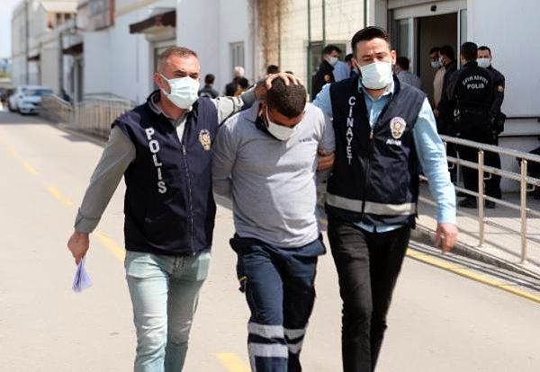 Öte yandan polisin her yerde aradığı Murat İyik, bugün emniyete giderek teslim oldu. İyik'in sorgusunun sürdüğü öğrenildi.