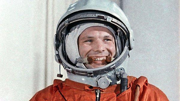 Bugün dünyada neler oldu? Kahraman Yuri Alekseyeviç Gagarin, Vostok-1 ile yörüngeye ve dolayısıyla uzaya çıkan ilk insandır. "Haydi gidelim!" diyerek dünyadan ayrılan kozmonot, uzay deneyimini şöyle ifade eder: "Ağırlıksız olma duygusu, Dünya koşullarına kıyasla biraz yabancıydı. Burada, sanki kayışlarda yatay bir konumda asılıyormuşsunuz gibi hissediyorsunuz. Sanki askıya alınmış gibi hissediyorsunuz."