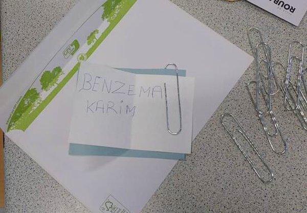 Fransız vatandaş Karim Benzema'nın adının yazılı olduğu kağıdı oy pusulası zarfının içine koydu ve görüntüsünü sosyal medya hesabından paylaştı. 👇