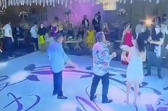 Düğünde Atılan Gelin Çiçeğini Kızı Yakalayınca Elinden Alıp Geline İade Eden Baba