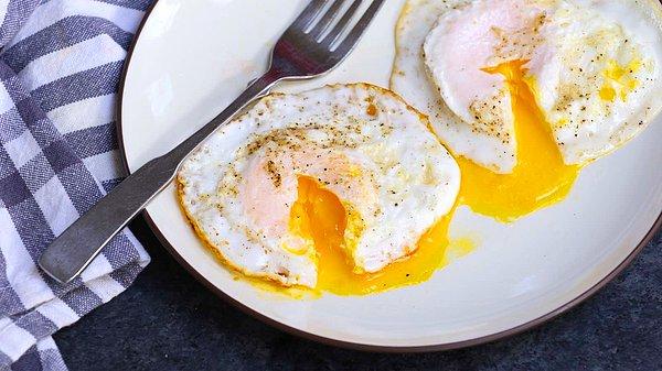 3. Az pişmiş ya da çiğ yumurta.  Çiğ yumurtalarda salmonella bakterisi bulunabilir. Bu sebeple yumurta iyice pişirilmelidir.