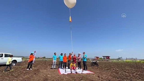 Adana’da kebapçılık yapan Yaşar Aydın, helyum balonuyla uzaya boru kebabı göndermeyi denedi.