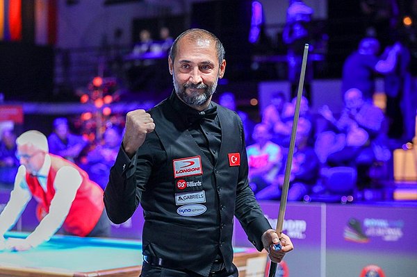 Ta ta taaa! Karşınızda dünyaya ismini altın harflerle yazdıran bilardo şampiyonu Semih Saygıner. Evet, bu ikili sevgililer.