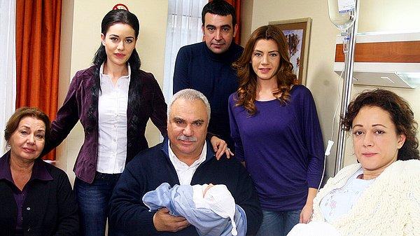 Reşat Nuri Güntekin'in ölümsüz eserinden uyarlanan ve 2005 senesinde ekranlara gelmeye başlayan dizi Yaprak Dökümü Türk televizyon tarihine adını altın harflerle yazdıran bir yapımdı.