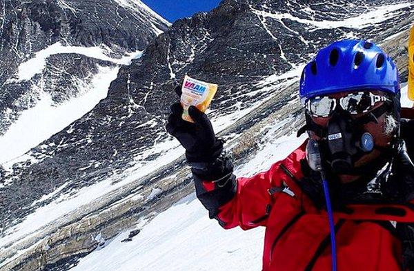 15. Yuichiro Miura, Everest Dağı'nın zirvesine çıkan en yaşlı kişidir. 80 yaşında Everest'e çıkan Miura, 10 yıl içinde üç kez tırmanış gerçekleştirmiştir.