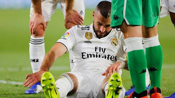 2019'daki Real Madrid - Real Betis lig maçında Marc Batra ile girdiği ikili mücadelede Karim Benzema'nın parmağı kırılıyor.