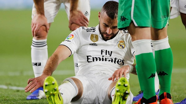 2019'daki Real Madrid - Real Betis lig maçında Marc Batra ile girdiği ikili mücadelede Karim Benzema'nın parmağı kırılıyor.