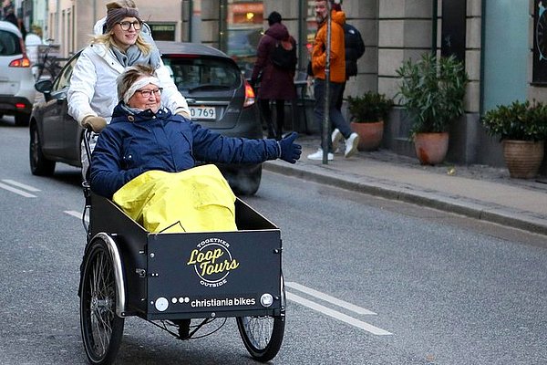 6. Sadece bebekler değil sevgililer ve aileler de birbirini bisiklette taşıyor.