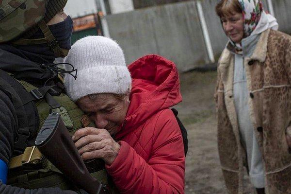 10. "Köyünü Rus ordusundan kurtaran bir Ukraynalı askere sarılan kadın."