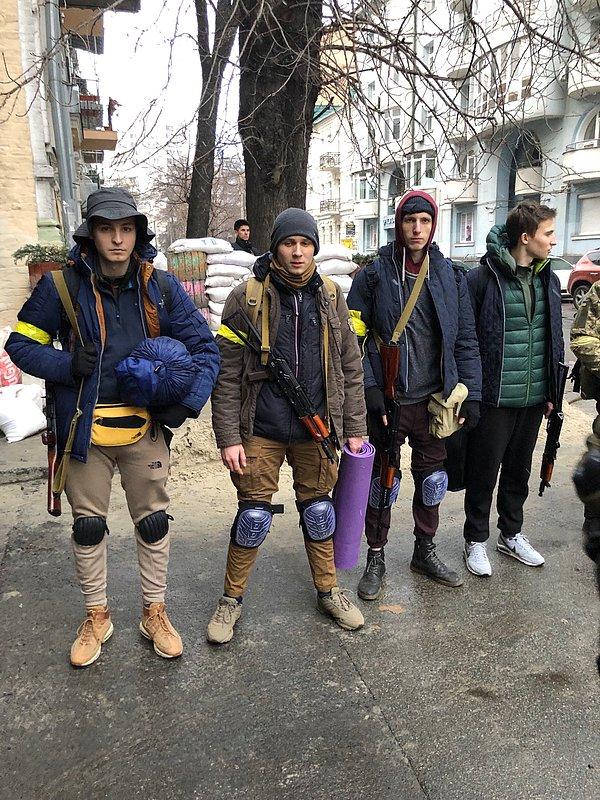 12. "Kiev'de savaşmak için gelen 18 yaşındaki Ukraynalı gönüllüler. Üç gün eğitim alıp, sonra cephede yerlerini alacaklar."