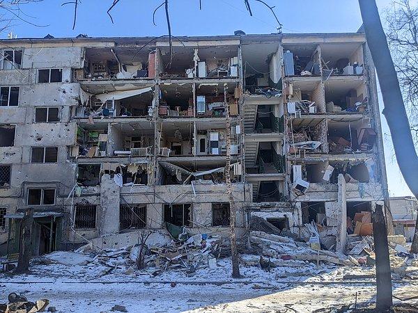 15. "Harkov'da iki hafta önce yıkılan binanın içinden sürünerek çıkan insanlar, Moskova'da yaşayan akrabalarının binanın yıkılma videosunun 'sahte' olduğunu söylediklerini anlattı...