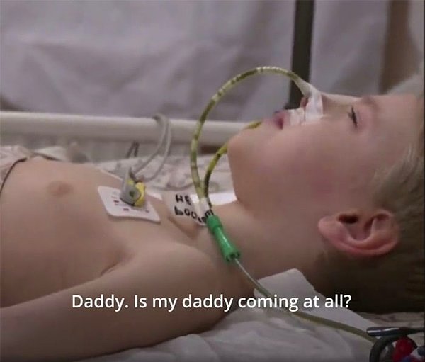16. "Dima, Ukraynalı bir çocuk, hastane yatağından ağlayarak babasının nerede olduğunu soruyor...