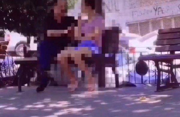 Sosyal medyada gündem olan görüntüler diğerleri gibi yine TikTok'ta paylaşılırken, videoda bankta yanında bir erkekle oturan şortlu kadının gizlice kaydedildiği görülüyor.