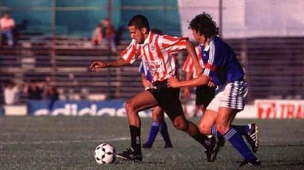 Estudiantes de La Plata'nın gençlik kulüplerinde forma giyen Veron, 1994'te 19 yaşındayken profesyonel olarak sahalara adım attı.