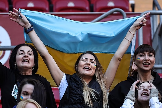 Galatasaray ile Dinamo Kiev'den Ukrayna'daki Çocuklar İçin Yardım Maçı Yaptı