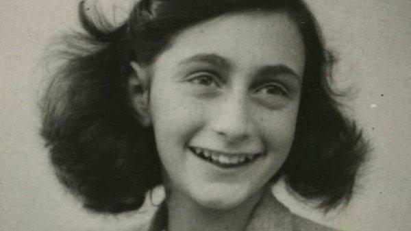 10. Anne Frank, savaşın bitmesinden çok kısa bir süre önce toplama kampında öldü.
