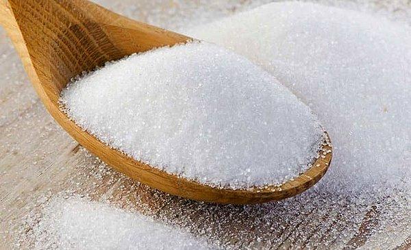 Market raflarında 'şekersiz' veya 'sıfır kalorili' olarak satılan ürünlerin içeriğinde sık sık kullanılan sukraloz, normal şekerden 600 kat daha tatlı olan, kalorisiz, yapay bir tatlandırıcıdır.