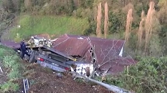 İstanbul'da Gecekondunun Üzerine Tır Devrildi