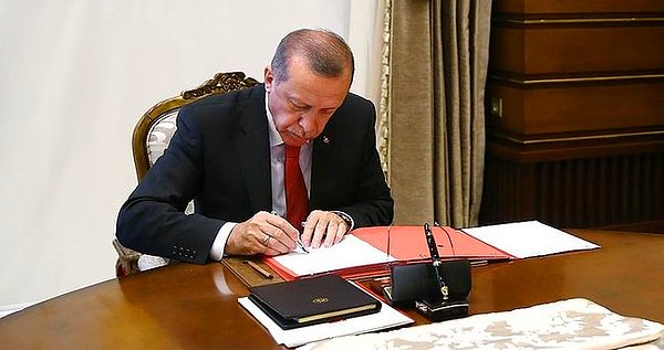 Cumhurbaşkanı Recep Tayyip Erdoğan, “İhracata dönük yatırımlara yerli makine kullanımı, kısmi yurt dışı finansmanı ve bölgesel teşviklere ilave olarak yıllık yüzde 9’a varan faiz oranı ile Türk Lirası cinsinden uzun vadeli finansman imkanı getiriyoruz. Benzer bir uygulamayı turizm sektöründe de hayata geçirerek döviz kazandırıcı hizmet veren firmalara yüzde 9’a kadar inen faiz oranlarıyla uzun vadeli Türk Lirası finansmanı sağlıyoruz” dedi.