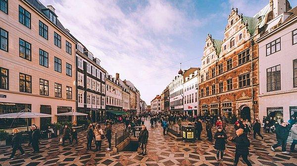 3. Avrupa'nın en uzun yaya alışveriş caddelerinden biri olan Danimarka'daki Strøget...