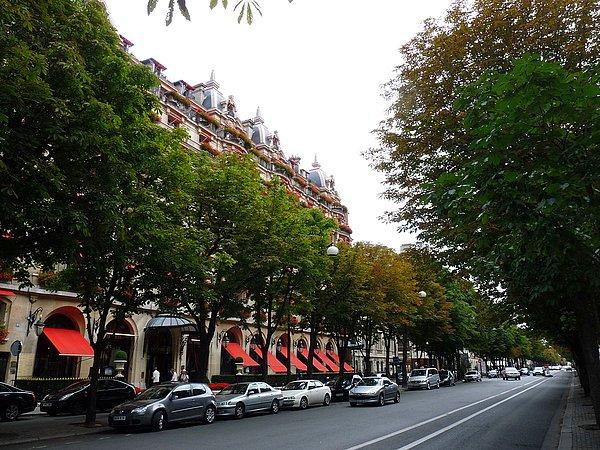 6. Modanın başkenti olan Paris'e yakışır bir alışveriş sokağı olan Avenue Montaigne...