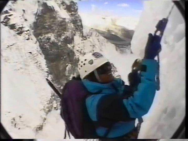 Bugün sizlere film sahnelerini aratmayacak bir olaydan bahsedeceğiz. Dünyaca ünlü dağcı Alex Lowe’u belki aranızda tanıyanlar vardır.