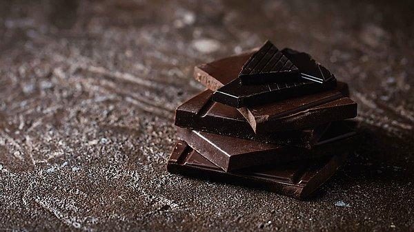 Gelelim bitter çikolatanın inanılmaz faydalarına: Her şeyden önce çok besleyicidir. Bünyesinde bolca lif, demir, magnezyum, bakır, manganez gibi mineral bulunur.