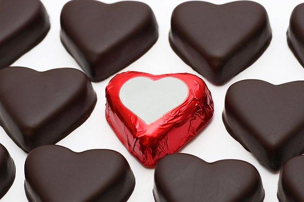 Bitter çikolata tüketmek HDL'yi yükseltir ve LDL'yi oksidasyondan korur. Yani kötü kolestrol düşürür, insülin direncini azaltır.