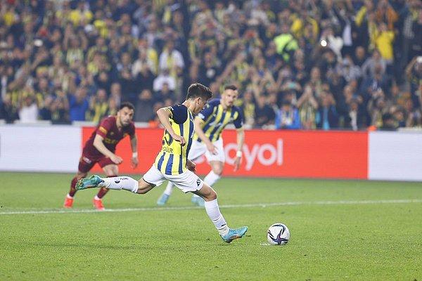 Fenerbahçe bu sonuçla birlikte üst üste 5. kez kazanırken, Göztepe'nin ise galibiyet hasreti 10 maça çıktı.