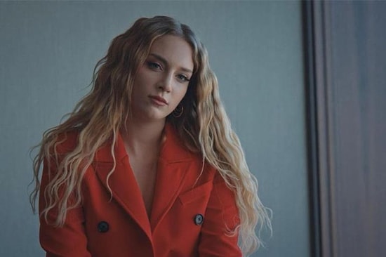 Mahkum'un Sasha'sı Hayal Köseoğlu Derin Dekolteli Pozuyla Beğeni Topladı!