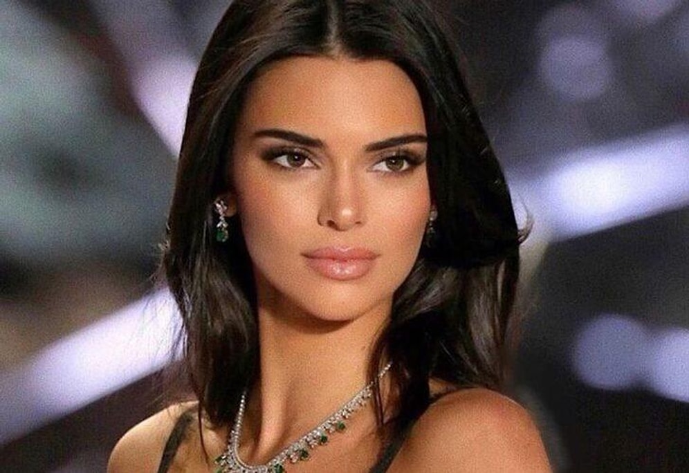 Kendall Jenner Üstsüz Pozuyla Hayran Bıraktı!