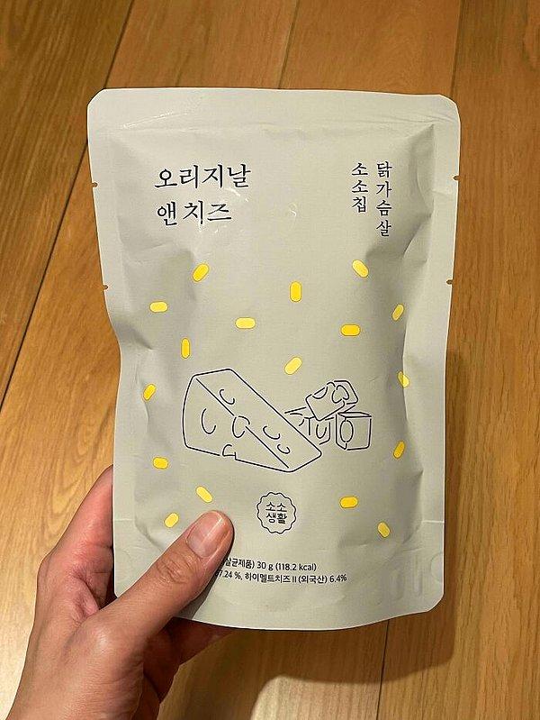 40. "Paketteki ürün azaldığında almakta zorlanmayasınız diye bu Kore atıştırmalığı paketinde iki tane açma yeri var."