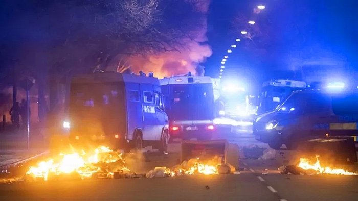 İsveç'te Aşırı Sağcı Grubun Kur'an Yakma Eylemi ve Karşı Gösteriler Nedeniyle Gerginlik