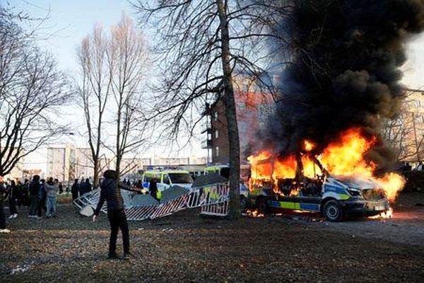 İsveç ulusal polis şefi Anders Thornberg, göstericilerin polis memurlarının hayatlarına kayıtsız kaldıklarını belirterek, "Daha önce de şiddetli isyanlar gördük. Ama bu başka bir şey" dedi.