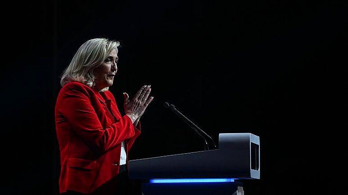 Seçim Öncesi Marine Le Pen'e Zimmetine Para Geçirme Suçlaması