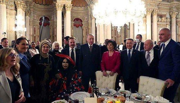 Cumhurbaşkanı Recep Tayyip Erdoğan, Beşiktaş'ta bulunan Dolmabahçe Sarayı'nda sanatçı, oyuncu ve ünlü isimlerle iftar programında cumartesi günü bir araya geldi.