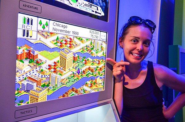 1. SimCity 2000'in çok özel bir demosu dünyanın önde gelen sanat müzelerinden olan New York Museum of Modern Art'da sergileniyor.