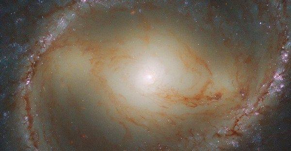 Galaksinin ismindeki M, ortaya koyduğu astronomik nesneler kataloğuyla ünlü Fransız astronom Charles Messier‘in soyadına atıfta bulunuyor.