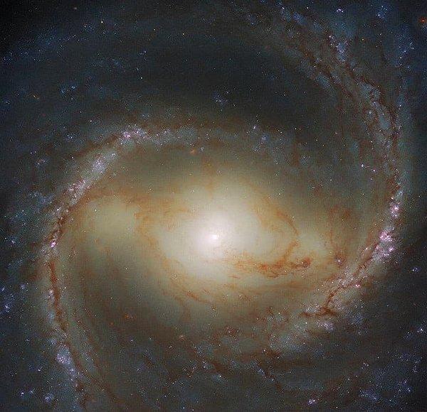 M91’in devasa kara deliğinin kütlesi 2009 yılında Hubble Uzay Teleskobu tarafından sağlanan veriler ile hesaplanmıştı.