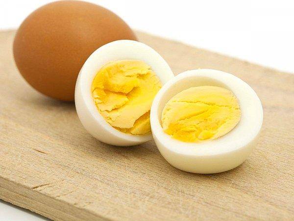 1. Dünyaca ünlü rekortmen Ashrita Furman, bir dakikada 6 adet haşlanmış yumurtayı yedi.
