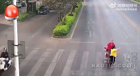 Yaya Geçidinden Karşıdan Karşıya Geçerken Kararsız Kalan Kadına Motosikletin Çarptığı Korkunç Anlar