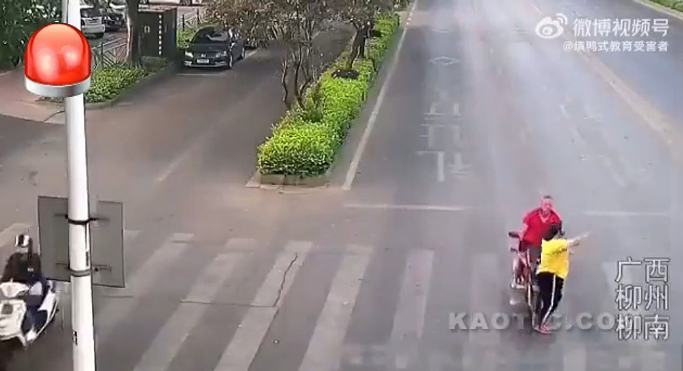 Yaya Geçidinden Karşıdan Karşıya Geçerken Kararsız Kalan Kadına Motosikletin Çarptığı Korkunç Anlar