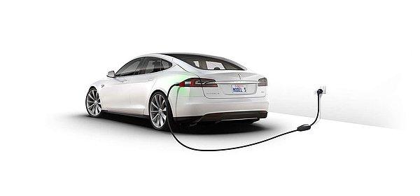 Tesla’nın artık otomobil ile birlikte mobil şarj cihazı sunmayacağı duyuruldu.