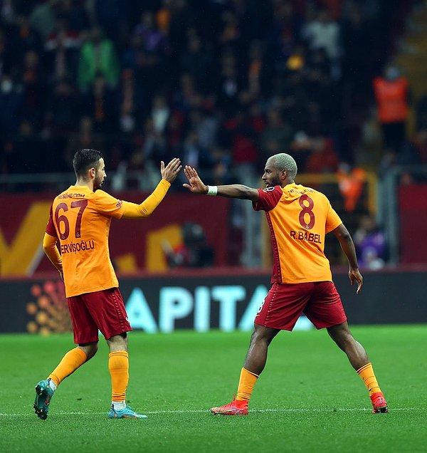 İkinci yarıda Galatasaray 51. dakikada Babel ve 53. dakikada Halil Dervişoğlu ile 2 dakika içerisinde skoru 2-0'a getirdi.