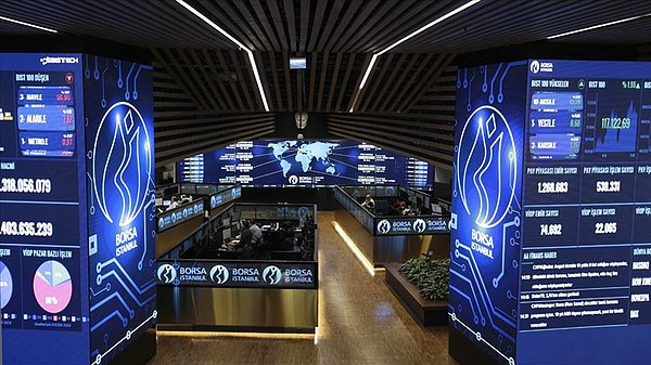 BIST 100 endeksi dün gün içinde 2.515,35 puanla tüm zamanların zirvesini görürken, günü yüzde 0,84 oranında yükselişle kapanış rekorunu yenilerek 2.510,31 puandan tamamladı.