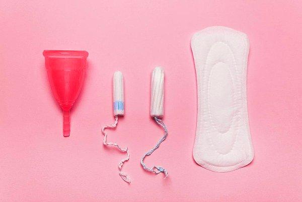 Tampon, ped ve menstrual kaplar henüz icat edilmemişken, kadınlar regl dönemlerini daha konforlu geçirebilmek için pek çok seçeneği göz önünde bulunduruyordu.